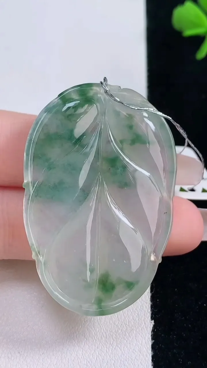 天然A货翡翠冰种飘花金枝玉叶 叶子吊坠，尺寸46.6-31.5-5.1，重量:15.91g
12月30日