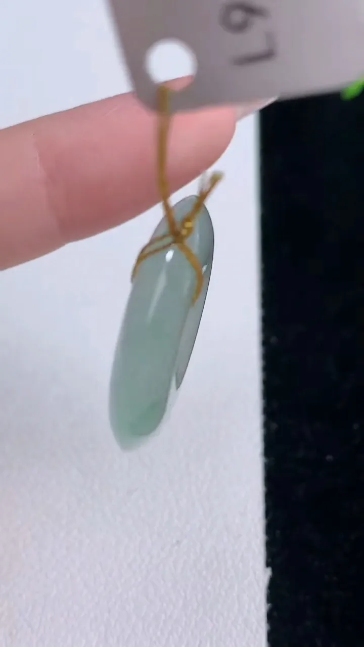 天然A货翡翠冰种飘花平安扣吊坠，尺寸23-4.8，重量:5.68g
12月30日