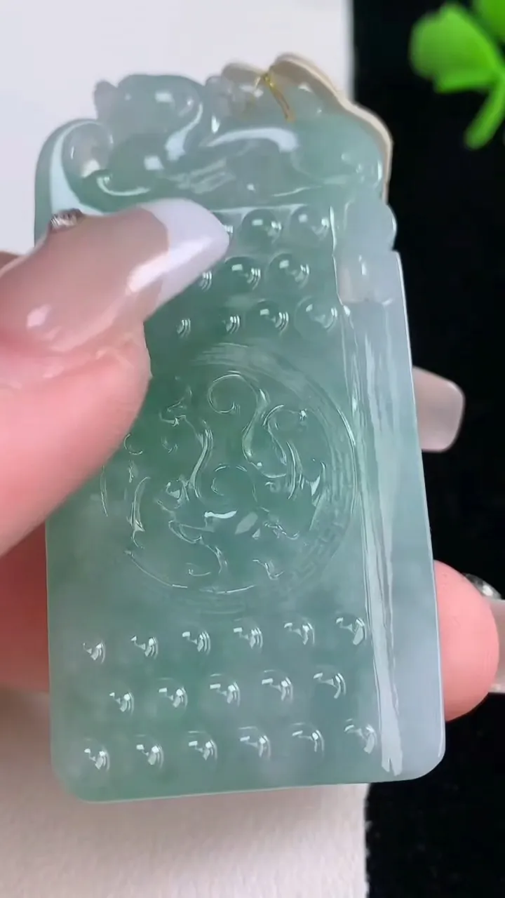 天然A货翡翠仿古牌吊坠，尺寸56.4-28-7.5，重量:32.28g
12月30日