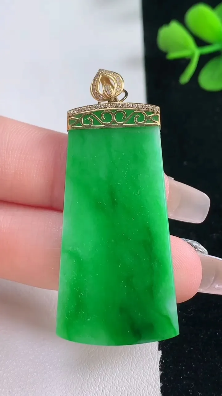 天然A货翡翠无事牌吊坠，尺寸43.8-21.2-3.3，重量:10.39g
12月30日