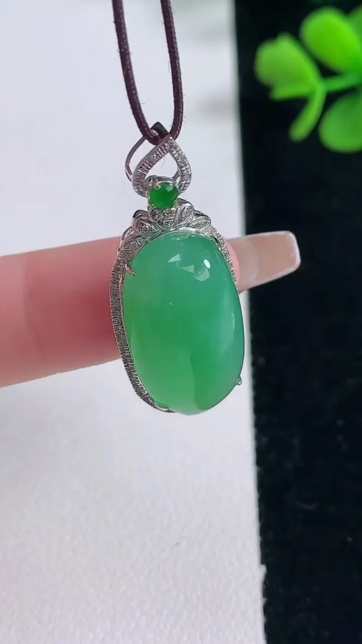 天然A货翡翠福瓜吊坠，尺寸31.8-13.2-9.4，裸石21.3-11重量:4.35g
12月30