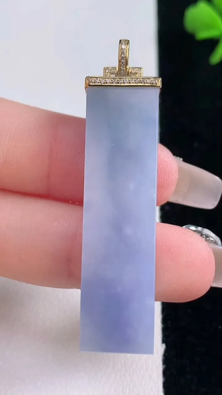 天然A货翡翠18K金紫罗兰无事牌吊坠，尺寸43.3-11-6，重量:11.12g
12月30日