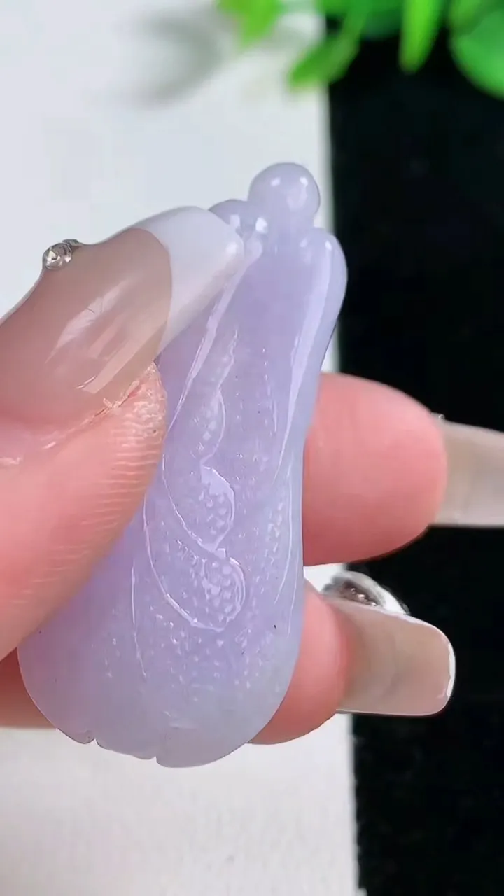 天然A货翡翠紫罗兰白菜吊坠，尺寸40.5-18.2-9.7，重量:11.22g
12月30日