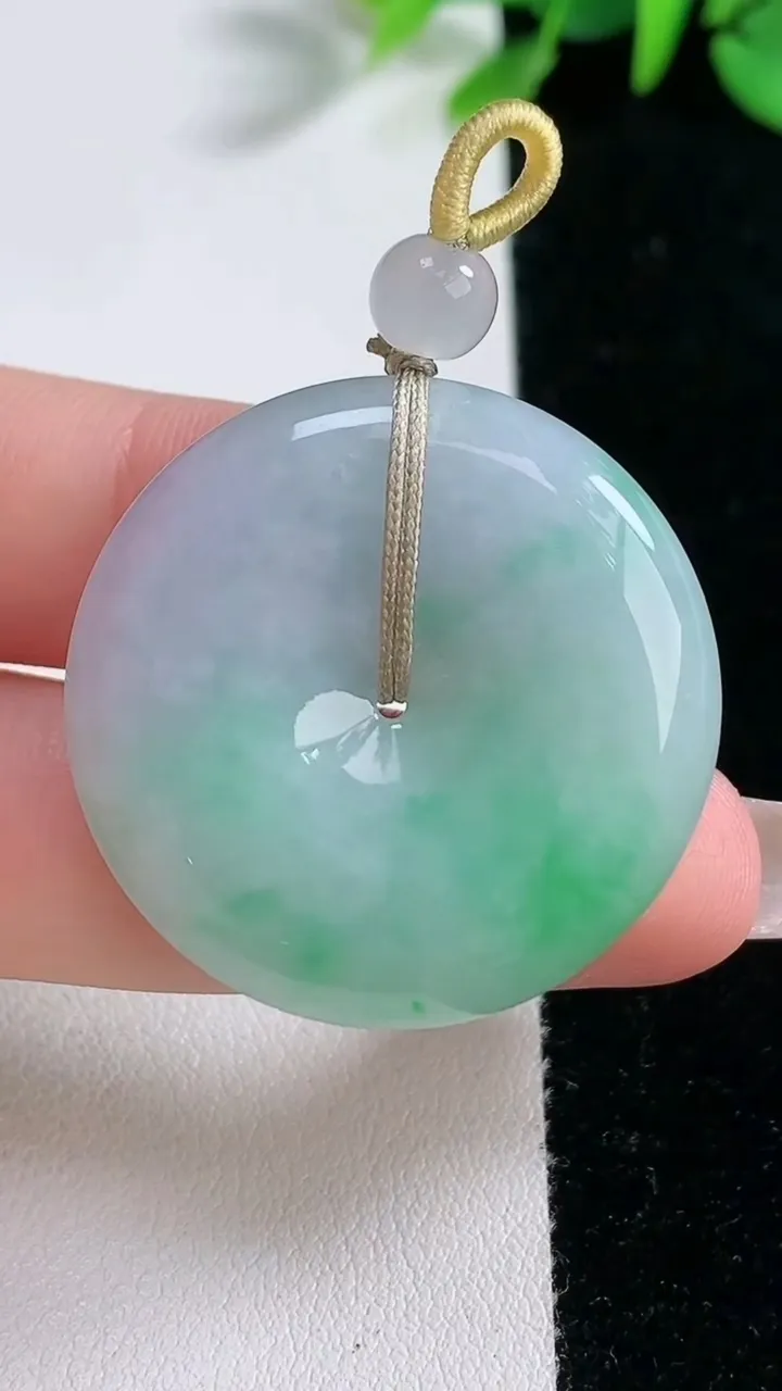 天然A货翡翠平安扣吊坠，尺寸34-6，重量:14.73g
12月30日