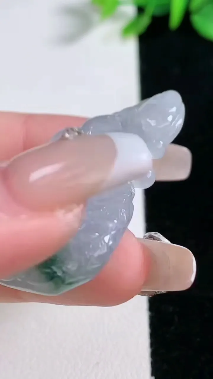 天然A货翡翠冰种飘花凤凰吊坠，尺寸41.8-27.2-7.7，重量:14.29g
12月30日