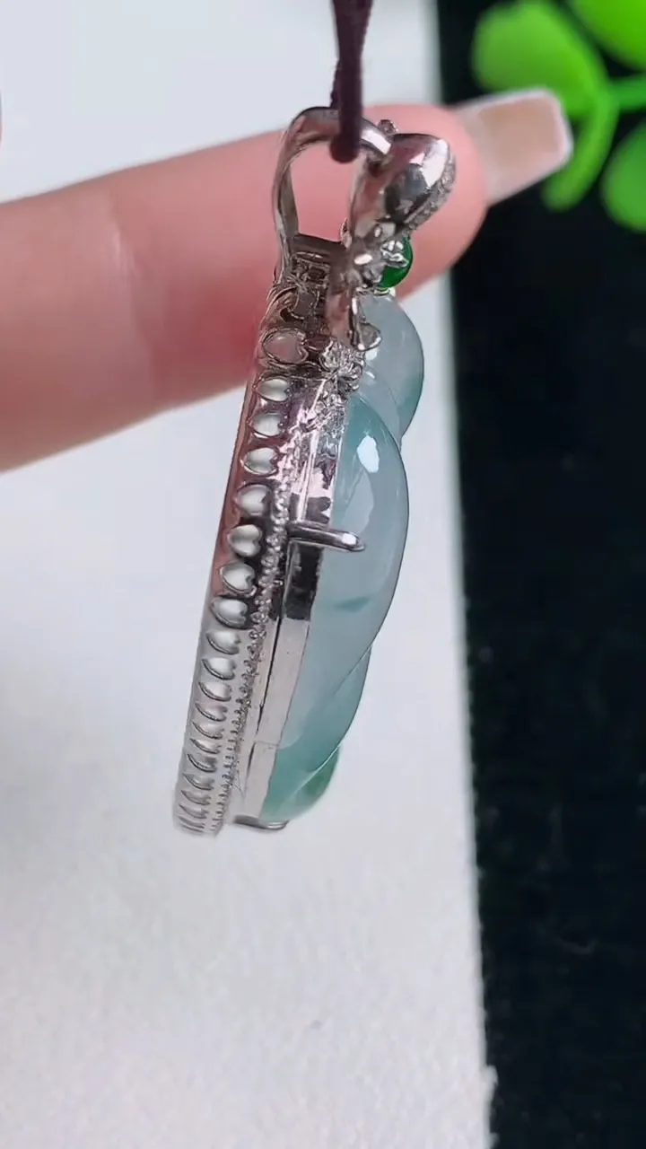 天然A货翡翠种飘花金枝玉叶 叶子吊坠，尺寸45.8-24-7.3，裸石31-21.4重量:8.72g
12月30日