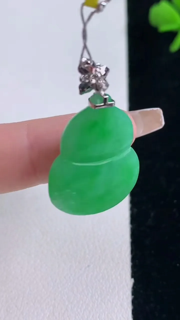 天然A货翡翠葫芦吊坠，尺寸23.7-18.4-6.1，重量:6.53g
12月30日