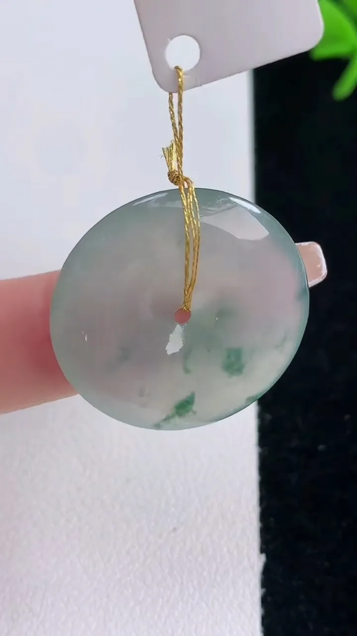 天然A货翡翠冰种飘花平安扣吊坠，尺寸25.5-4.5，重量:6.35g
12月30日