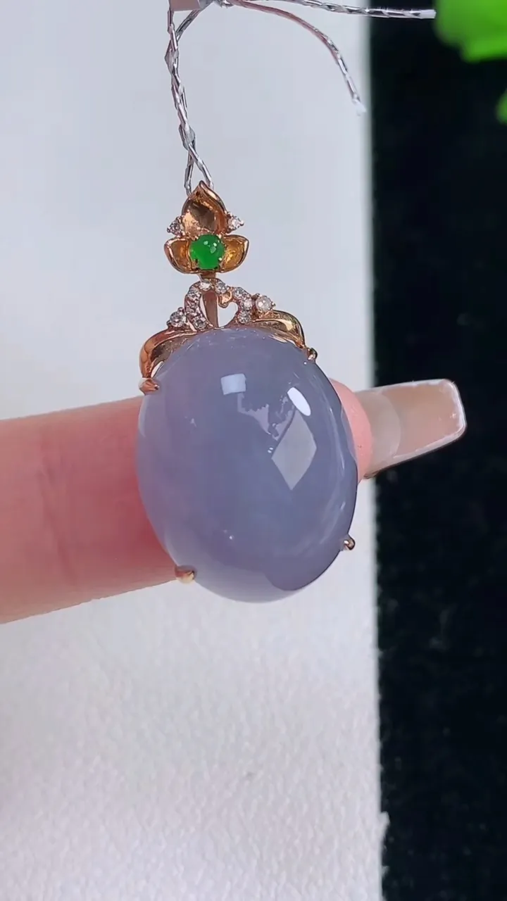 天然A货翡翠18K金紫罗兰蛋面吊坠，尺寸25.7-17.3-14-10，重量:4.58g
12月30