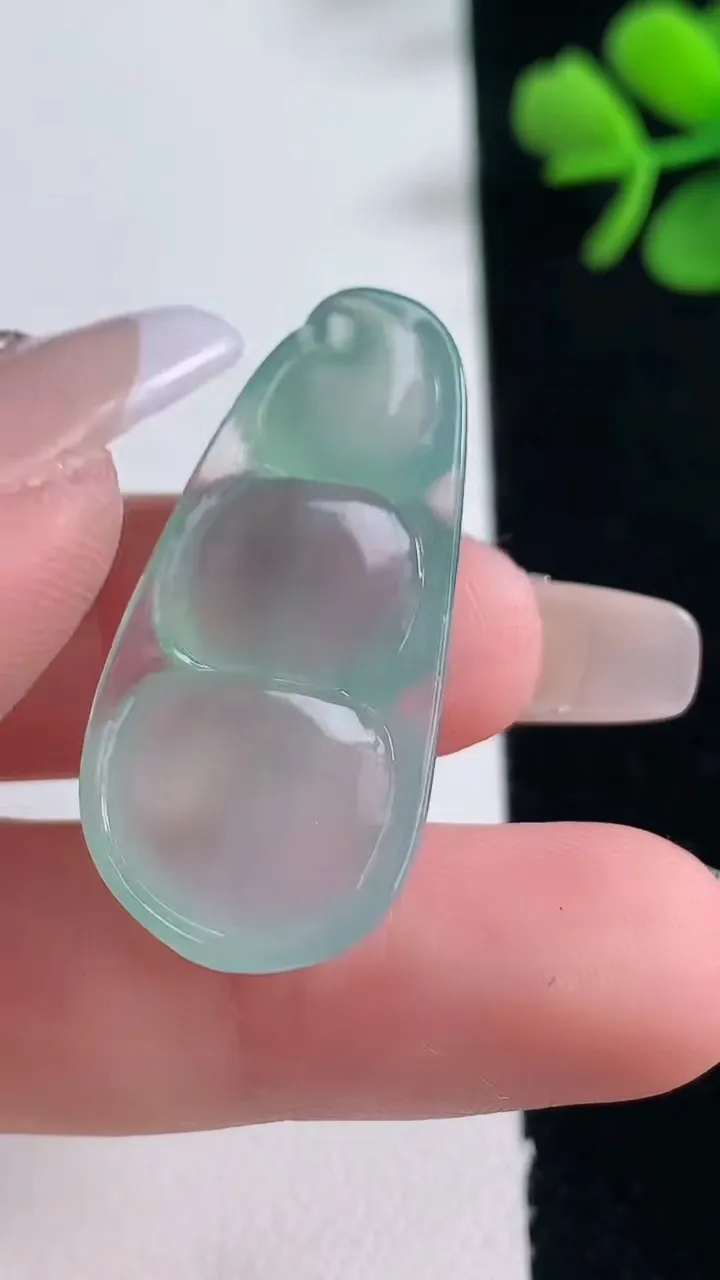 天然A货翡翠福豆吊坠，尺寸35-17-5.9，重量:6.56g
12月30日