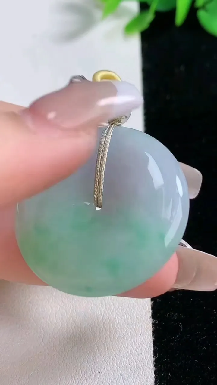 天然A货翡翠平安扣吊坠，尺寸34-6，重量:14.73g
12月30日