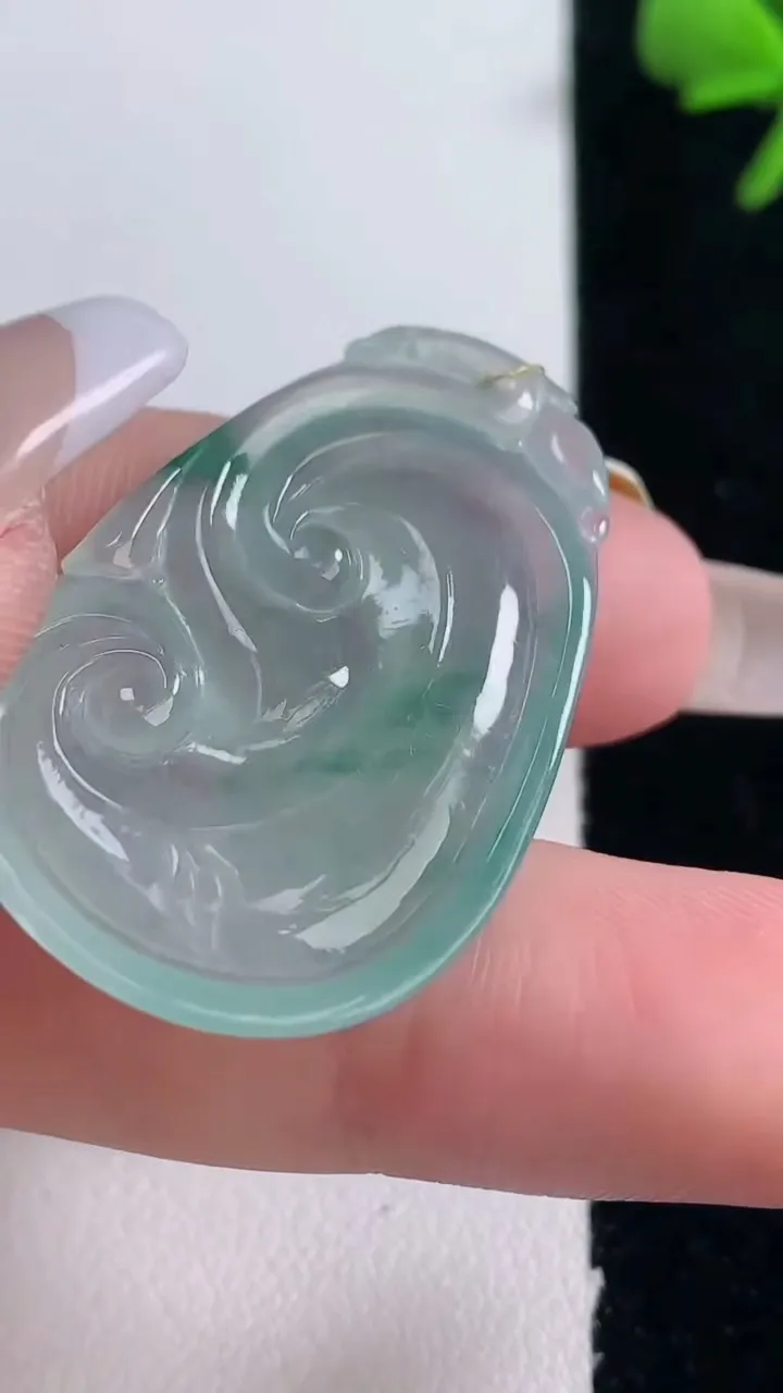 天然A货翡翠冰种飘花如意吊坠，尺寸36-23.6-4.4，重量:7.06g
12月30日