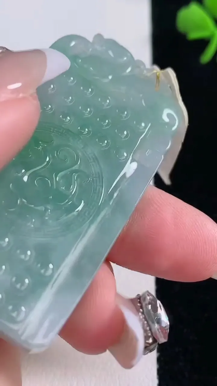 天然A货翡翠仿古牌吊坠，尺寸56.4-28-7.5，重量:32.28g
12月30日