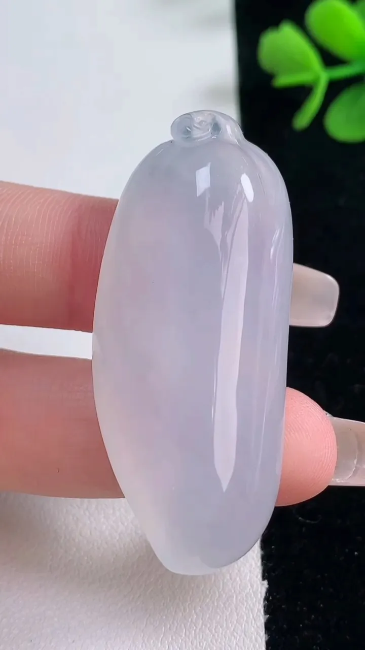 天然A货翡翠种白冰福瓜吊坠，尺寸48.5-20.7-11.5，重量:20.64g
12月30日