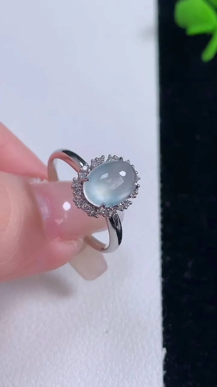 天然A货翡翠种白冰蛋面戒指，尺寸17.6-8.7-6.2-8.8，重量:2.40g2025年12月3