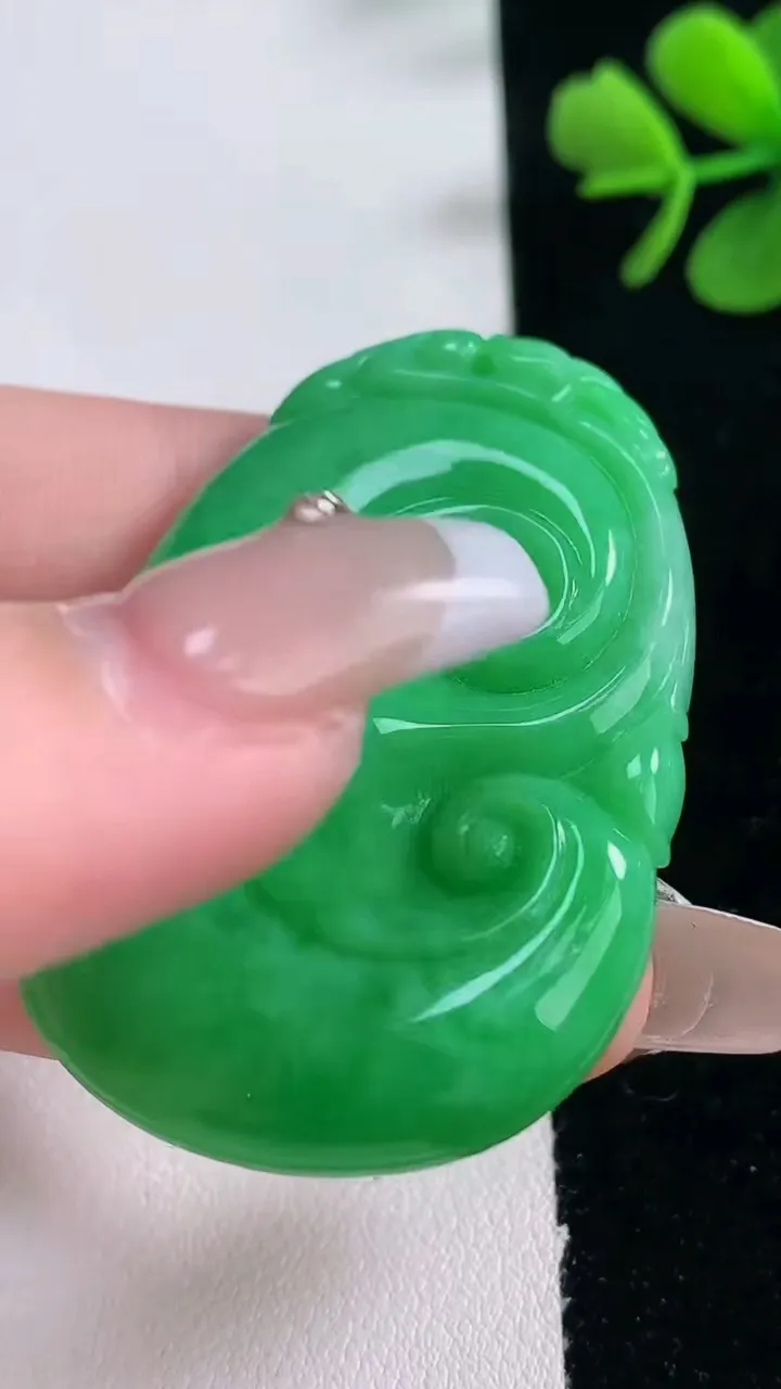 天然A货翡翠如意吊坠，尺寸48.5-33.4-5.8，重量:21.11g
12月30日