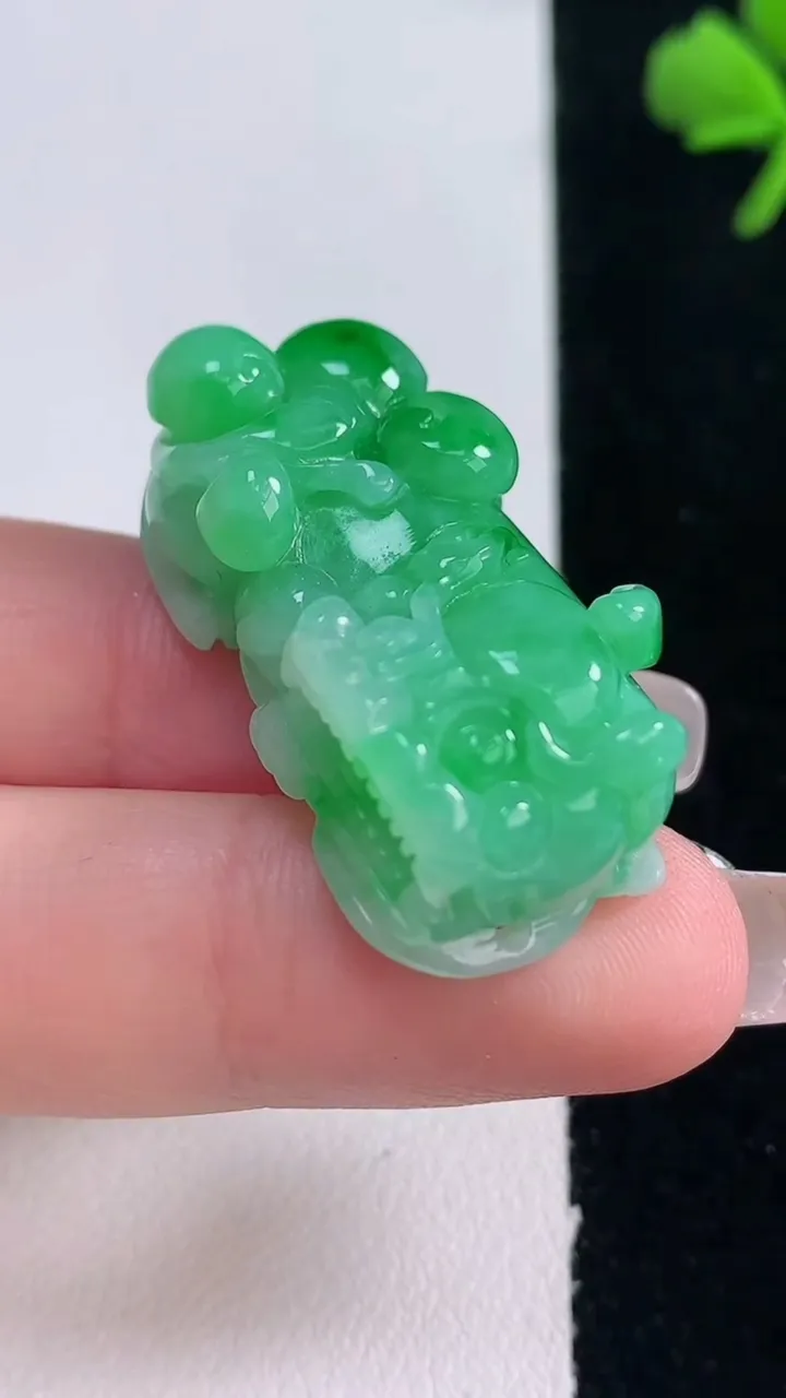 天然A货翡翠霸王貔貅吊坠，尺寸34.2-17.6-11.6，重量:15.59g
12月30日