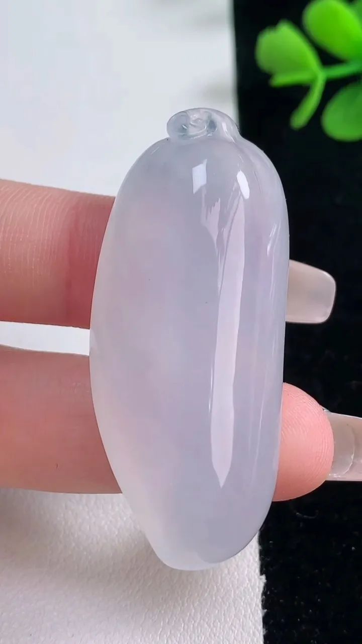 天然A货翡翠种白冰福瓜吊坠，尺寸48.5-20.7-11.5，重量:20.64g
12月30日