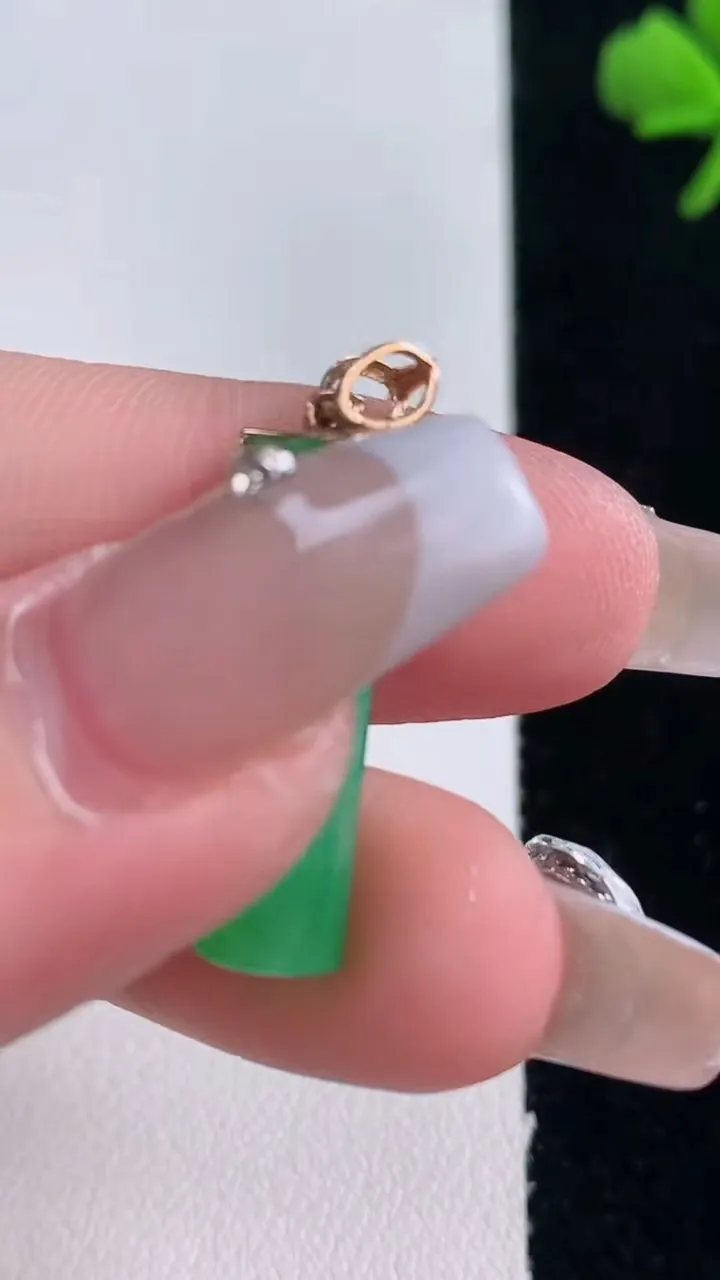 天然A货翡翠无事牌吊坠，尺寸23-6.5-5.4，重量:2.50g
12月30日