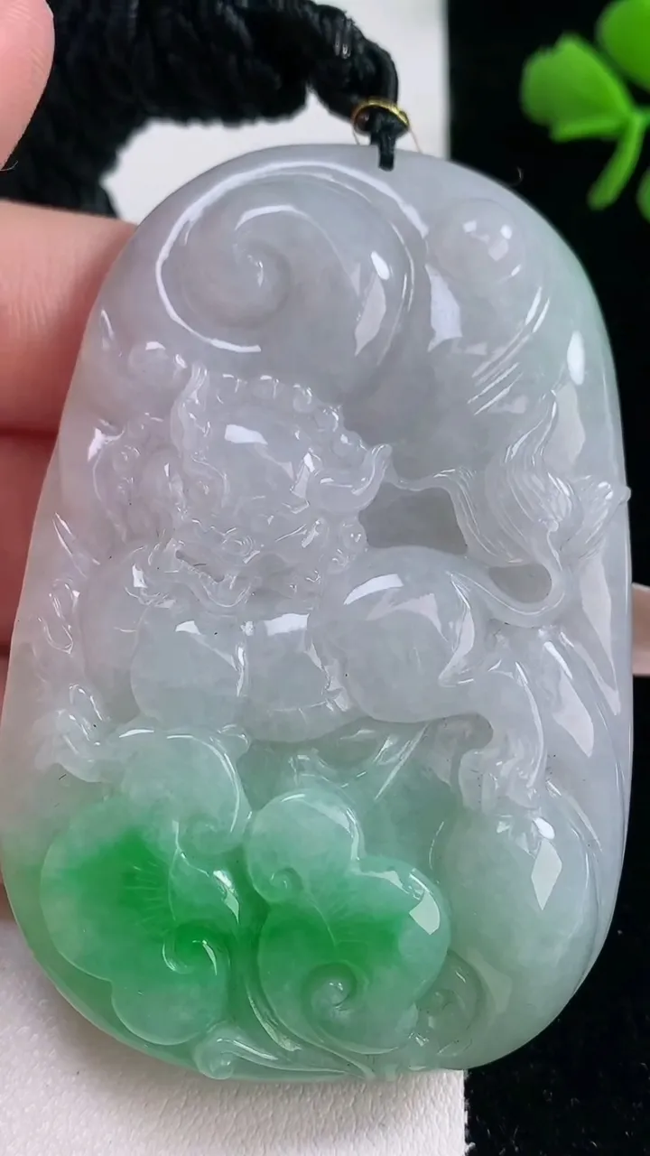 天然A货翡翠麒麟吊坠，尺寸66.4-43.2-10.8，重量:71.87g
12月30日