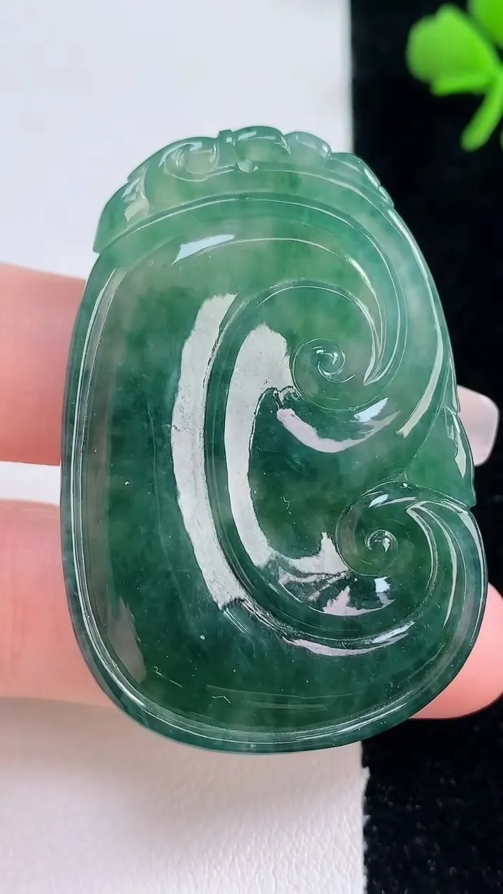 天然A货翡翠冰种飘花如意吊坠，尺寸48.7-32.6-6.2，重量:21.61g
12月30日