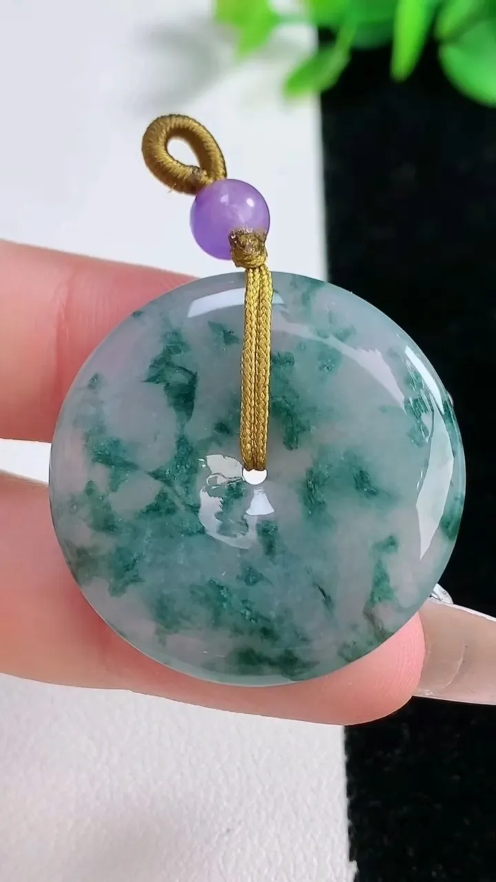 天然A货翡翠冰种飘花平安扣吊坠，尺寸30.6-4.8，重量:9.87g
12月30日