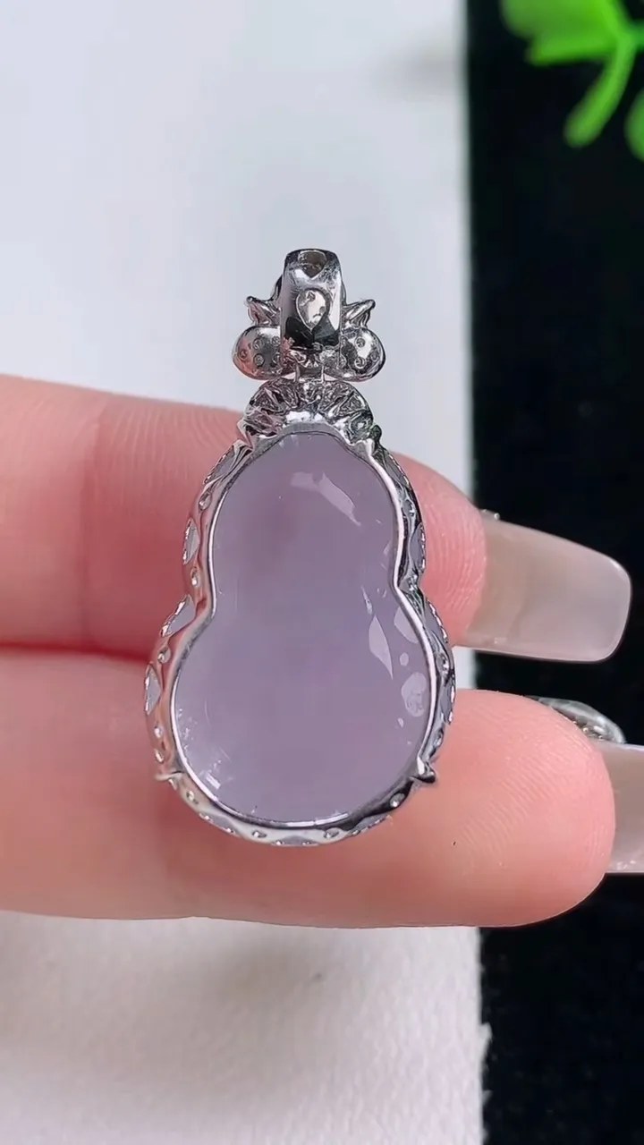 天然A货翡翠18K金紫罗兰葫芦吊坠，尺寸30.8-22.3-16-10，重量:7.18g
12月30日