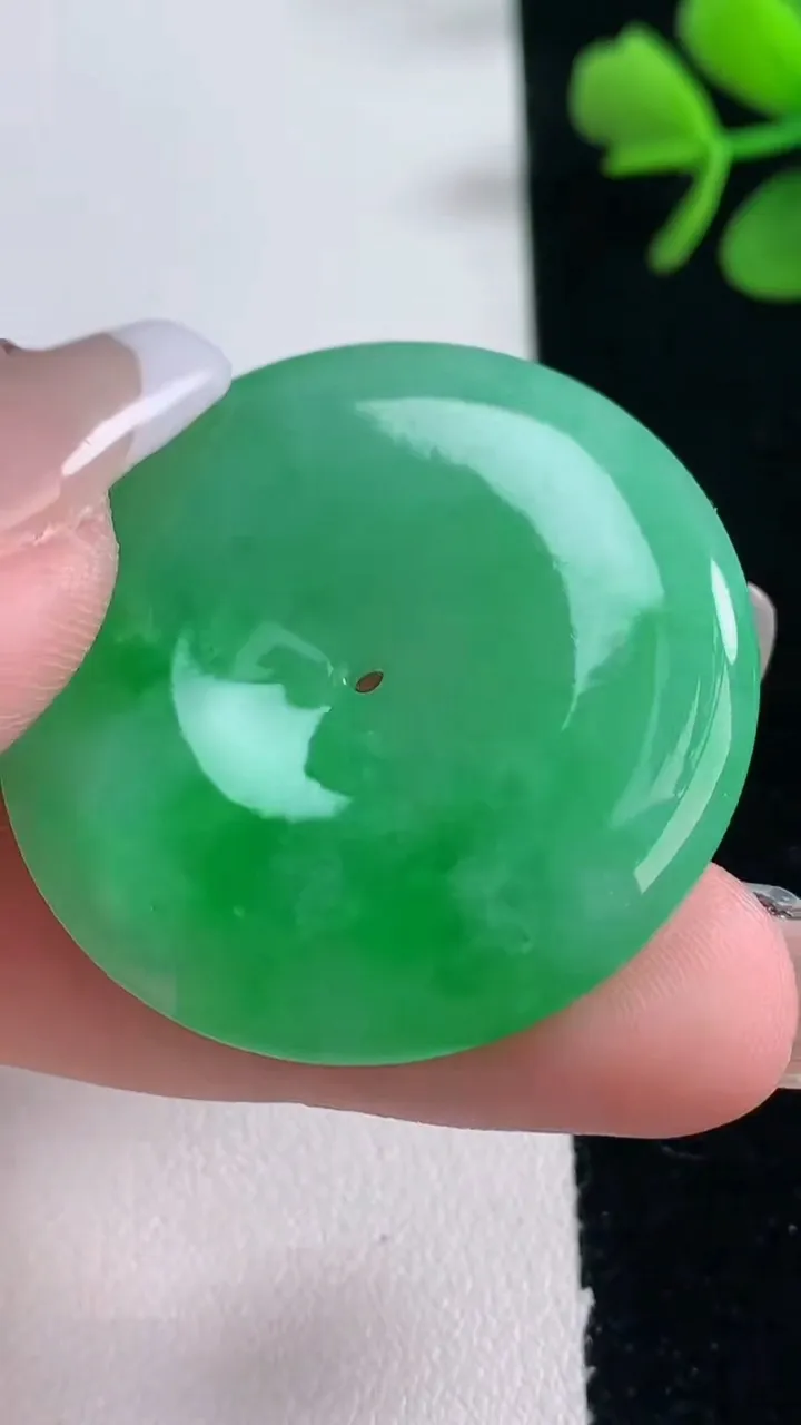 天然A货翡翠平安扣吊坠，尺寸35-5.4，重量:14.99g
12月30日