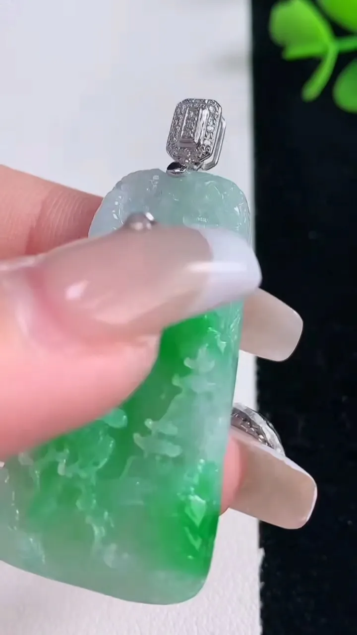 天然A货翡翠山水牌吊坠，尺寸42-23-6.2，重量:12.98g
12月30日