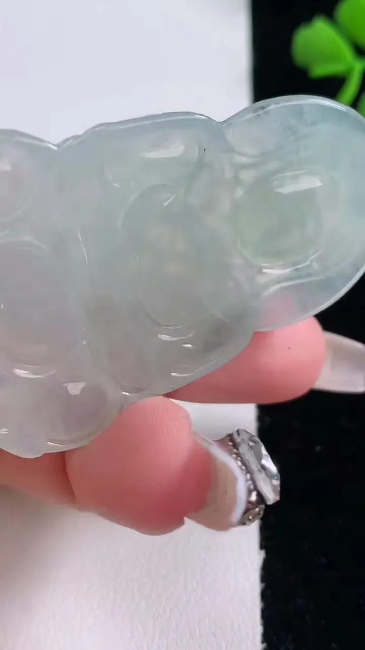 天然A货翡翠观音菩萨吊坠，尺寸52.4-35.5-5，重量:17.27g
12月30日