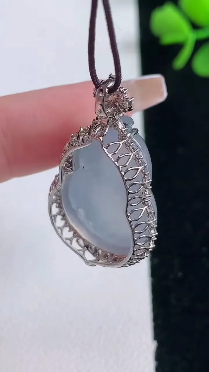 天然A货翡翠种白冰葫芦吊坠，尺寸32.6-18.8-11.6，裸石23.2-16.4重量:6.99g
12月30日