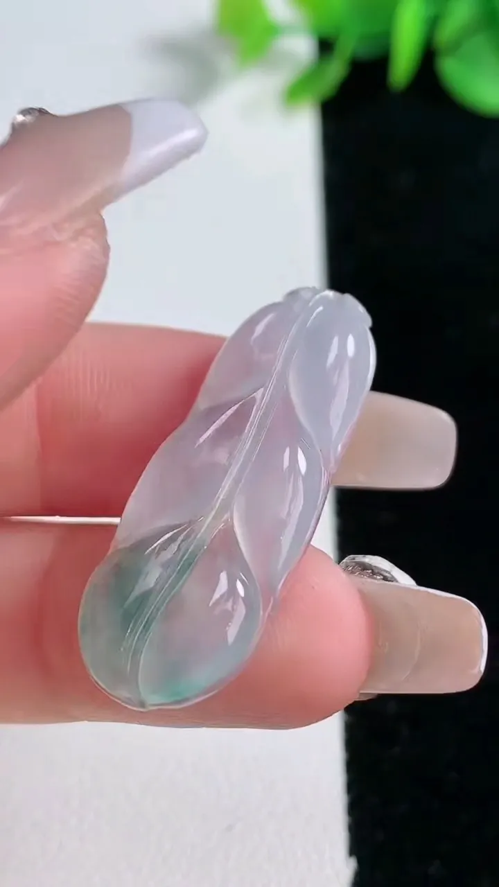 天然A货翡翠冰种飘花金枝玉叶 叶子吊坠，尺寸33.3-13.3-3.5，重量:3.35g
12月30