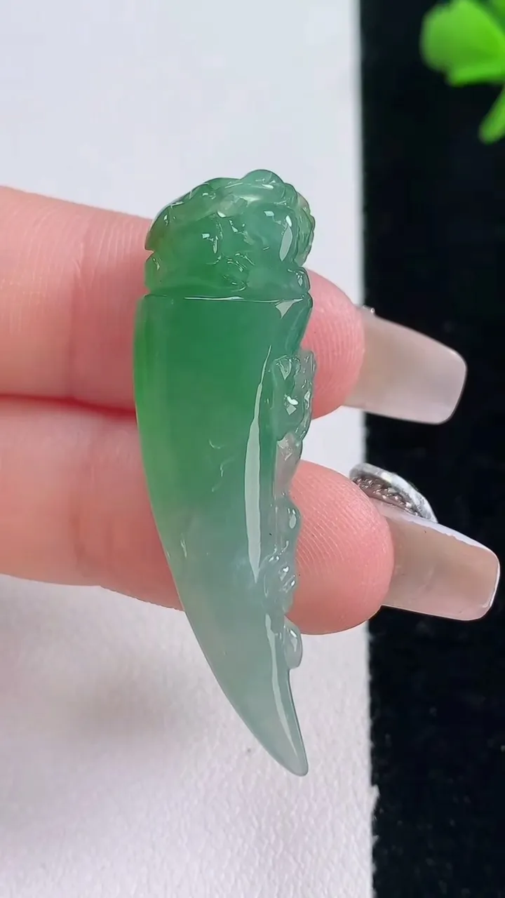 天然A货翡翠龙牙吊坠，尺寸42.3-12.4-6.8，重量:5.94g
12月30日