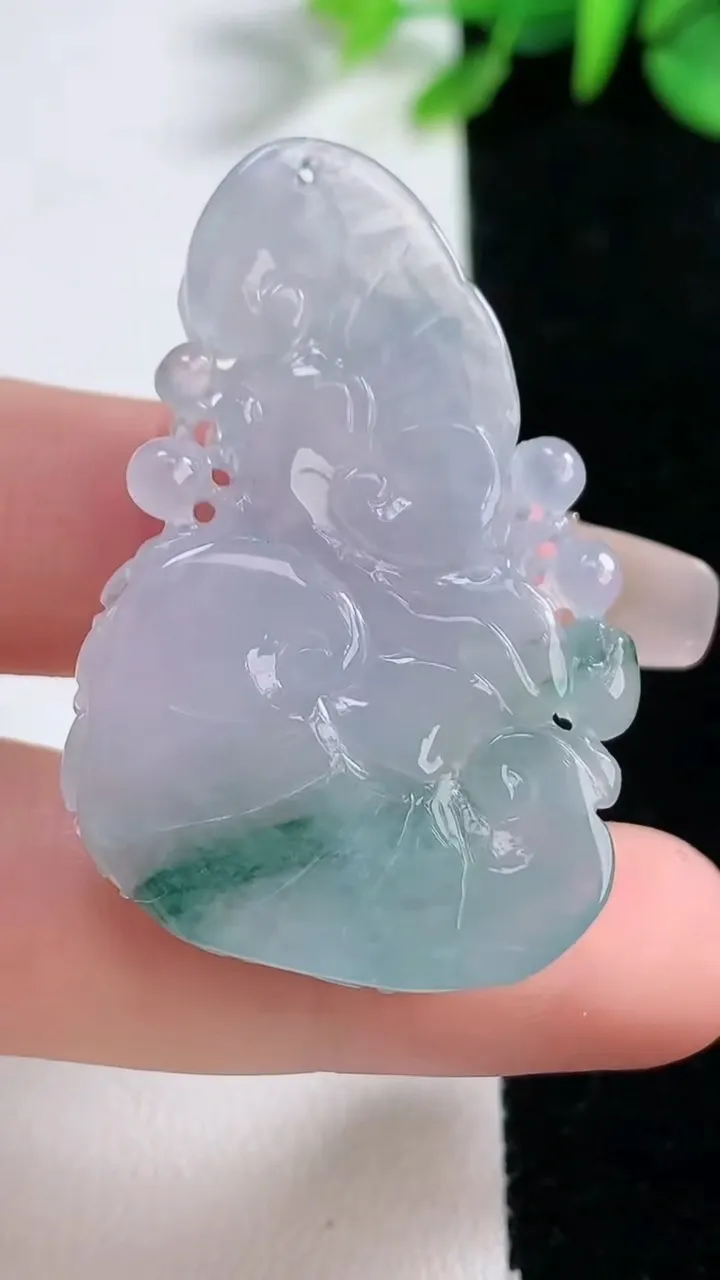 天然A货翡翠冰种飘花凤凰吊坠，尺寸41.8-27.2-7.7，重量:14.29g
12月30日