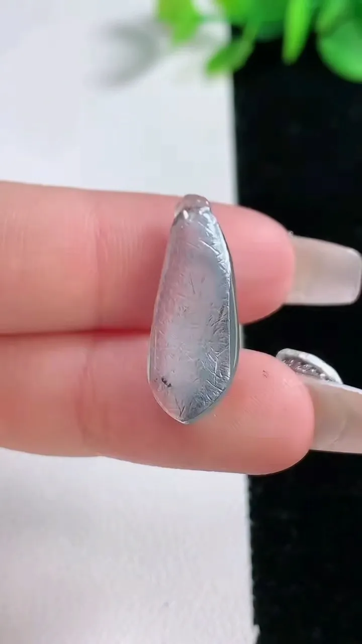 天然A货翡翠冰种飘花福瓜镶嵌件，尺寸23.3-9.5-5.4，重量:1.97g
12月30日