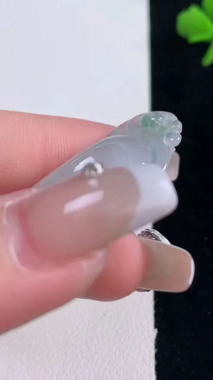 天然A货翡翠冰种飘花如意吊坠，尺寸42.7-21.3-6，重量:7.64g
12月30日