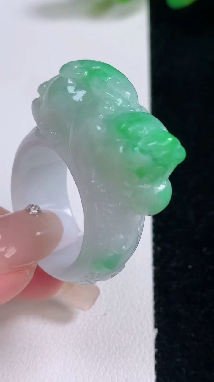 天然A货翡翠貔貅指环扳指，尺寸22.3-31.2-12.7-13.5，重量:21.42g2025年12月30日
工厂直销收藏佳品,种好水足，色泽均匀，有种有色，上手高大气！