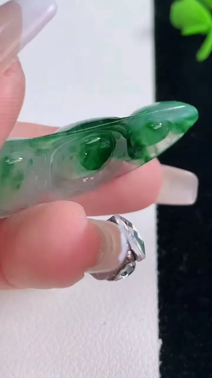 天然A货翡翠福豆吊坠，尺寸43-18.6-7.2，重量:8.05g
12月30日