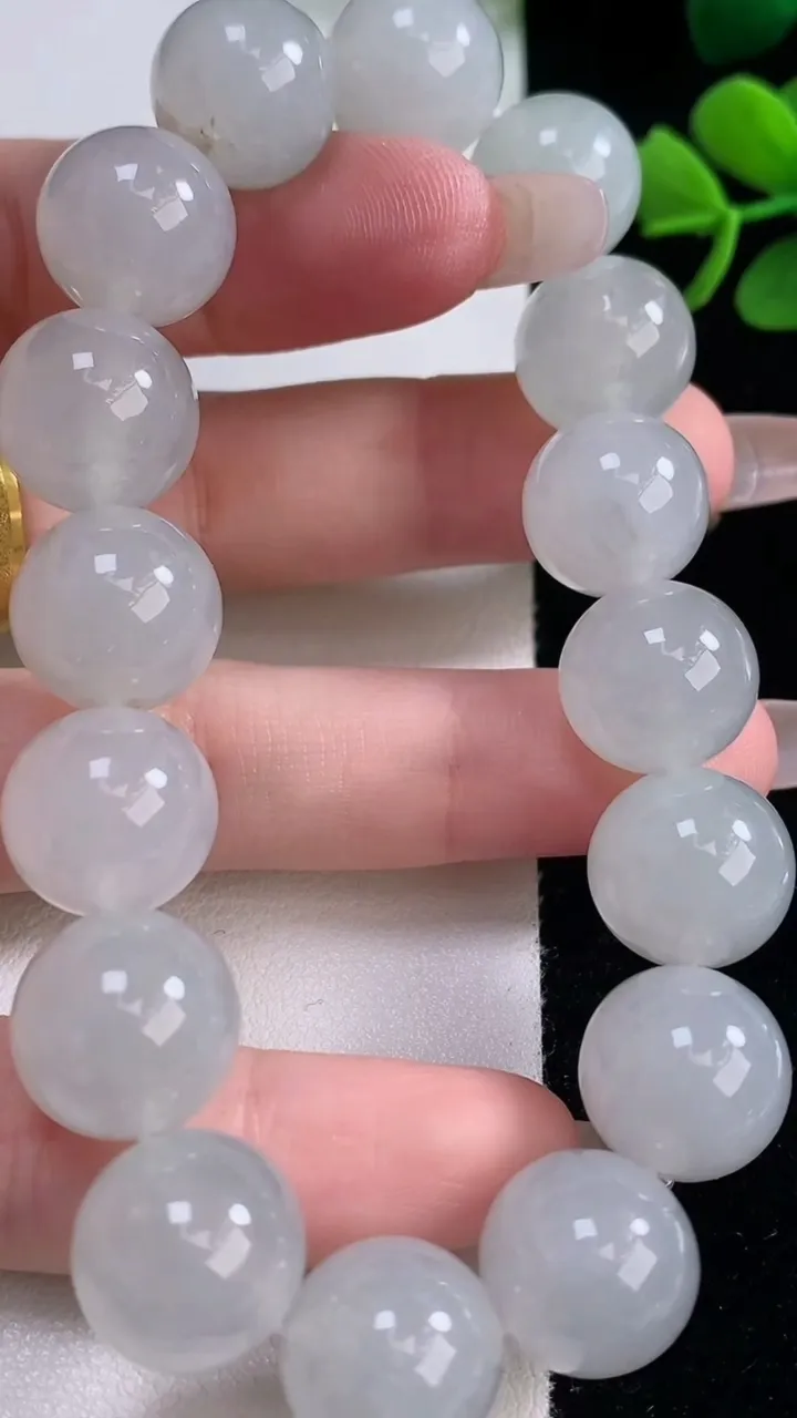 天然A货翡翠圆珠手串，尺寸13.2-16颗，重量:62.88g12月30日
工厂直销收藏佳品,种好水足，色泽均匀，有种有色，上手高大气！