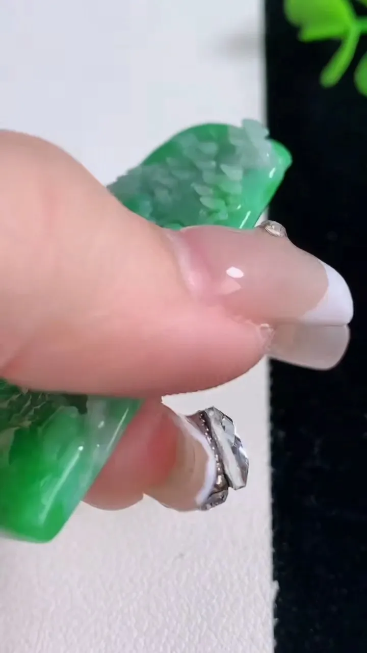 天然A货翡翠山水牌吊坠，尺寸52.5-34.5-5.2，重量:19.86g
12月30日