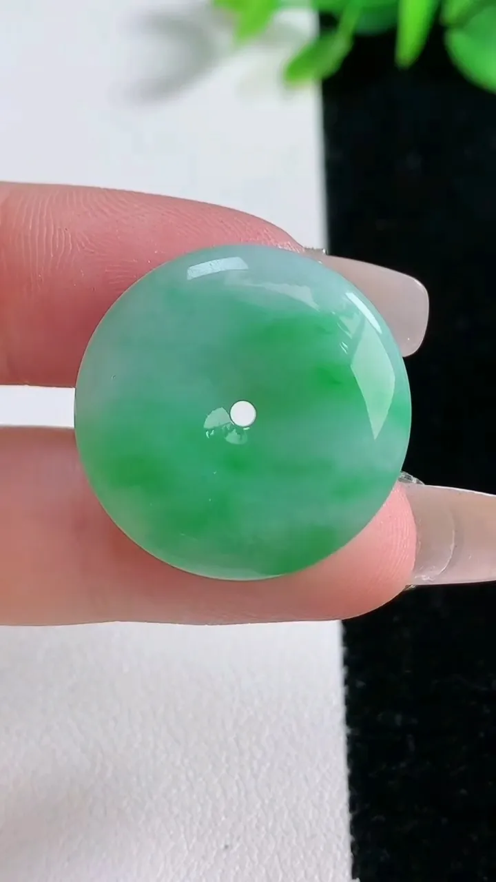 天然A货翡翠平安扣吊坠，尺寸23.8-4.7，重量:5.48g
12月30日