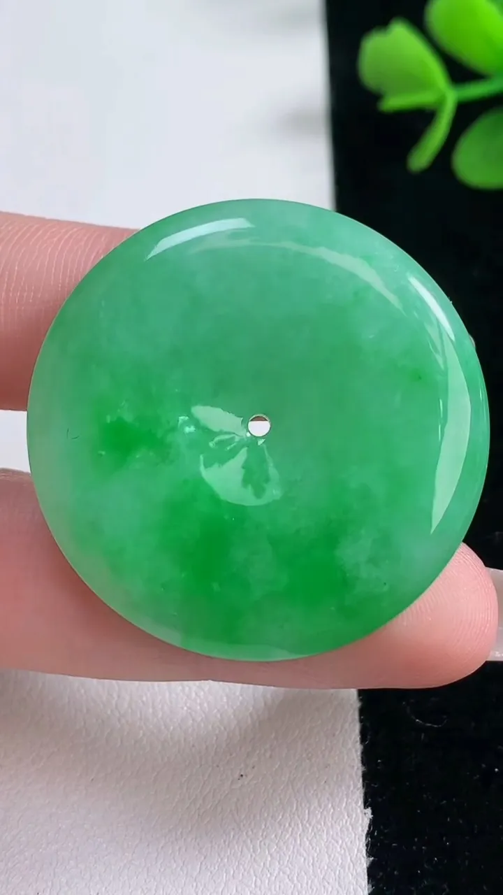 天然A货翡翠平安扣吊坠，尺寸35-5.4，重量:14.99g
12月30日