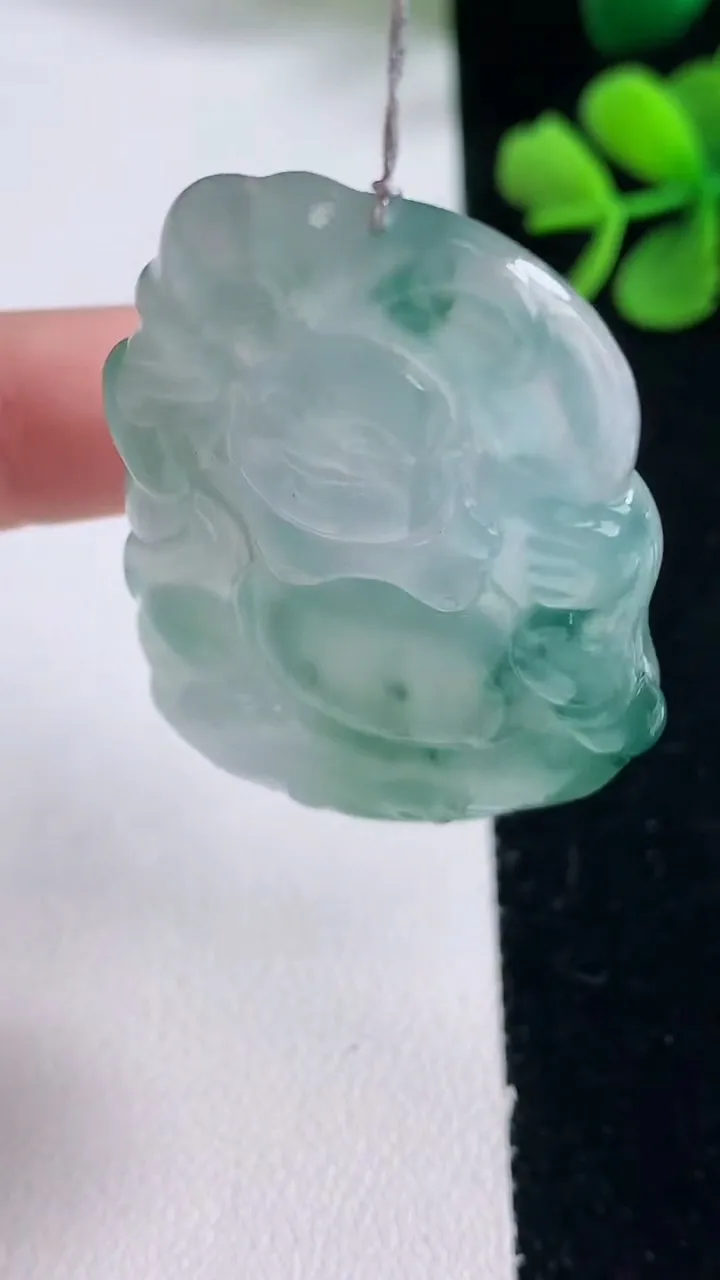 天然A货翡翠种飘花逍遥佛吊坠，尺寸48.8-32.5-5.2，重量:15.63g
12月30日
