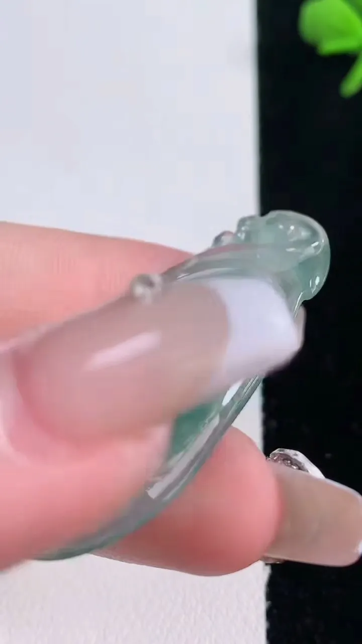 天然A货翡翠冰种飘花如意吊坠，尺寸46.2-22.8-4.8，重量:6.83g
12月30日