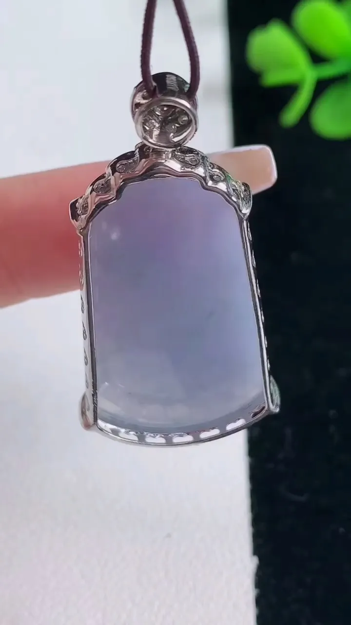 天然A货翡翠18K金紫罗兰无事牌吊坠，尺寸40.2-31-21.5-7.4，重量:9.03g
12月30日