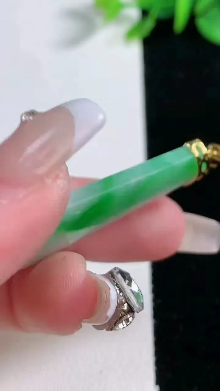 天然A货翡翠无事牌吊坠，尺寸38.2-17-5.6，重量:8.17g
12月30日