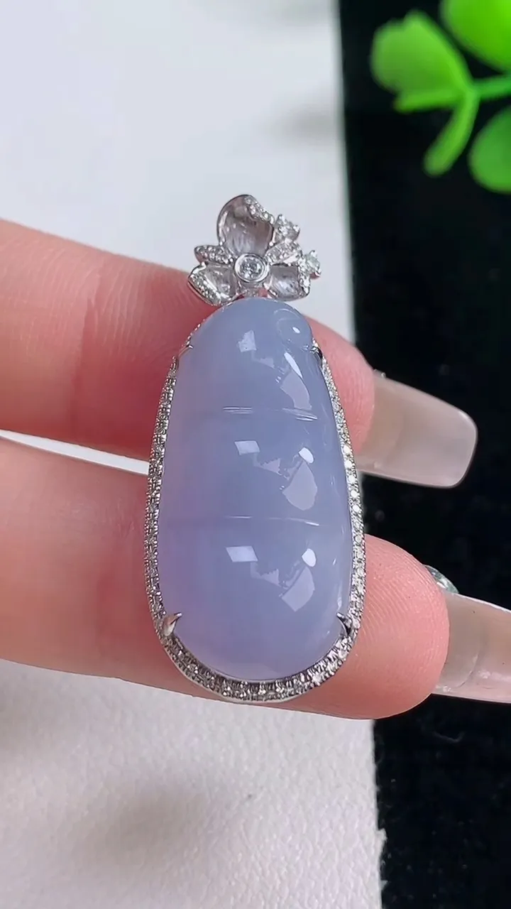 天然A货翡翠18K金紫罗兰福豆吊坠，尺寸37-15-8.3，裸石27.5-12.9重量:6.19g
12月30日