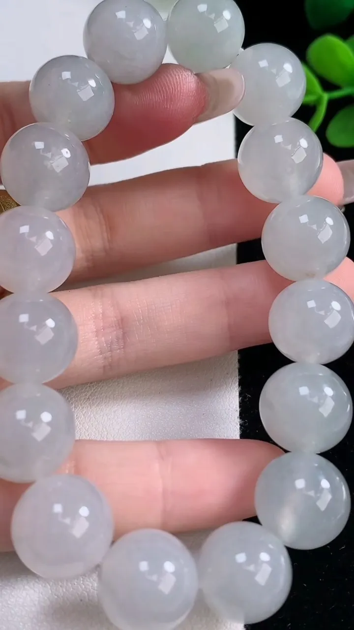 天然A货翡翠圆珠手串，尺寸13.2-16颗，重量:62.88g12月30日
工厂直销收藏佳品,种好水足，色泽均匀，有种有色，上手高大气！