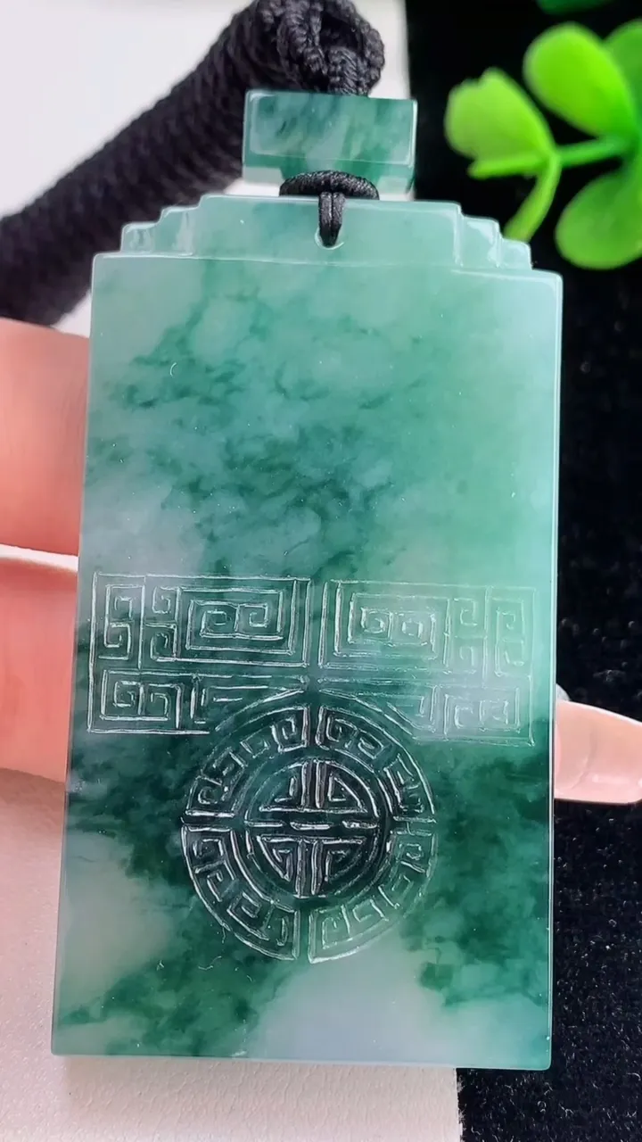 天然A货翡翠种飘花仿古无事牌吊坠，尺寸61.2-33.8-6.4，重量:47.98g
12月30日