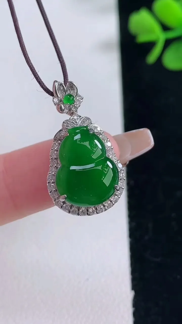 天然A货翡翠葫芦吊坠，尺寸25.5-14.4-7.7，裸石14-11重量:2.86g
12月30日